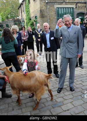Il Principe di Galles visita Hackney City Farm Foto Stock