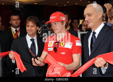 Kimi Raikkonen taglia il nastro per aprire il Ferrari Store su Regent Street, nel centro di Londra. Foto Stock