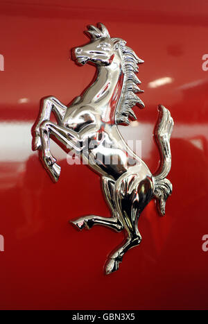 Lancio del Ferrari Store - Londra. Una mostra durante il lancio del Ferrari Store a Regent Street, nel centro di Londra. Foto Stock