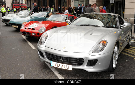 Lancio del Ferrari Store - Londra. Le Ferrari arrivano per il lancio del Ferrari Store a Regent Street, nel centro di Londra. Foto Stock