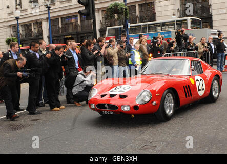 Lancio del Ferrari Store - Londra. Una Ferrari 250 GTO arriva per il lancio del Ferrari Store a Regent Street, nel centro di Londra. Foto Stock