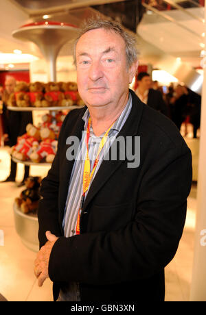 Il batterista Pink Floyd, Nick Mason durante il lancio del Ferrari Store su Regent Street, nel centro di Londra. Foto Stock