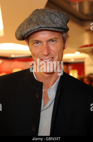 Lancio del Ferrari Store - Londra. Mark Foster durante il lancio del Ferrari Store a Regent Street, nel centro di Londra. Foto Stock