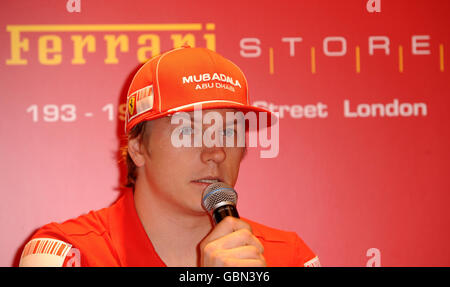 Lancio del Ferrari Store - Londra. Ferrari Formula uno driver Kimi Raikkonen durante il lancio del Ferrari Store su Regent Street, nel centro di Londra. Foto Stock