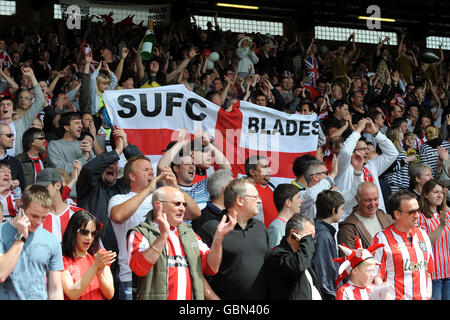 I fan di Sheffield United si acclamano al loro fianco nei stand Foto Stock