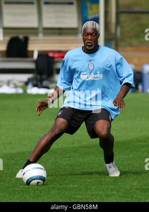 Calcio - fa Barclaycard Premiership - Liverpool Training. Djibril Cisse di Liverpool durante la formazione Foto Stock