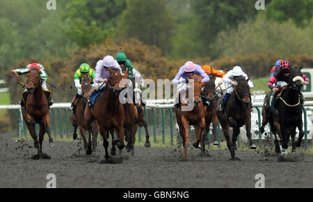 Spring Adventure (3° a sinistra, maglia viola e cappuccio) guidato da Ryan Moore vince la Nightjar Median Auction Maiden Stakes presso l'ippodromo di Lingfield, Surrey. Foto Stock