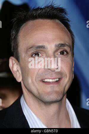 Hank Azaria arriva per la prima britannica della notte alla Battaglia del Museo dello Smithsonian a Empire, Leicester Square, Londra Foto Stock