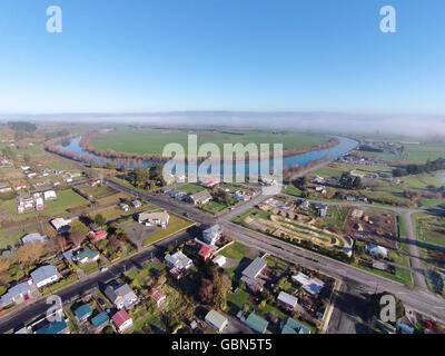 Kaitangata e Clutha River, vicino Balclutha, Clutha District, Sud Otago, South Island, in Nuova Zelanda - antenna fuco Foto Stock