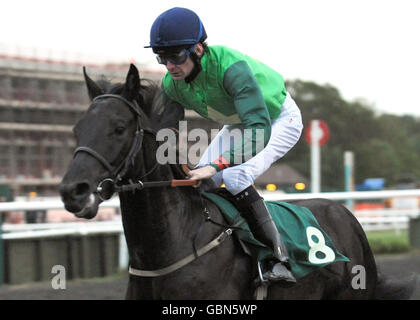 Corse di cavalli - Ippodromo di Lingfield. Dark Knight guidato da Robert Havlin (centro) vince la Crossbill classificati Stakes a Lingfield Racecourse, Surrey. Foto Stock