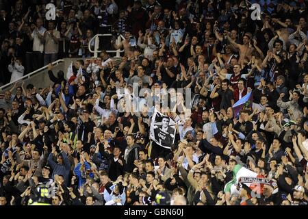Calcio - Campionato di calcio Coca-Cola - Gioca fuori semifinale - seconda tappa - Reading v Burnley - Stadio Madejski. I fan di Burnley festeggiano a tempo pieno presso gli stand Foto Stock