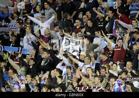 Calcio - Campionato di calcio Coca-Cola - Gioca fuori semifinale - seconda tappa - Reading v Burnley - Stadio Madejski. I fan di Burnley festeggiano a tempo pieno presso gli stand Foto Stock