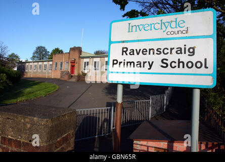 Scuola elementare RAVENSCRAIG a Greenock, Inverclyde, che è rimasta chiusa oggi dopo che un allievo è stato diagnosticato con un probabile caso di influenza suina. Foto Stock