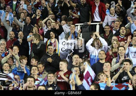 Calcio - Campionato di calcio Coca-Cola - Gioca fuori semifinale - seconda tappa - Reading v Burnley - Stadio Madejski. I fan di Burnley festeggiano a tempo pieno presso gli stand Foto Stock