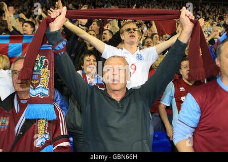 Calcio - Coca-Cola Football League Championship - Gioca alla semifinale - seconda tappa - Reading v Burnley - Stadio Madejski. I fan di Burnley festeggiano negli stand Foto Stock