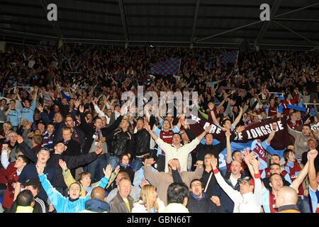 Calcio - Coca-Cola Football League Championship - Gioca alla semifinale - seconda tappa - Reading v Burnley - Stadio Madejski. I fan di Burnley festeggiano negli stand Foto Stock