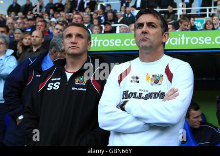 Calcio - Campionato di calcio Coca-Cola - Gioca fuori semifinale - seconda tappa - Reading v Burnley - Stadio Madejski. Il direttore di Burnley Owen Coyle (a destra) e l'assistente manager Sandy Stewart (a sinistra) Foto Stock