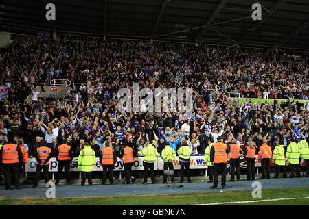 Calcio - Coca-Cola Football League Championship - Gioca alla semifinale - seconda tappa - Reading v Burnley - Stadio Madejski. I fan di Burnley festeggiano negli stand Foto Stock
