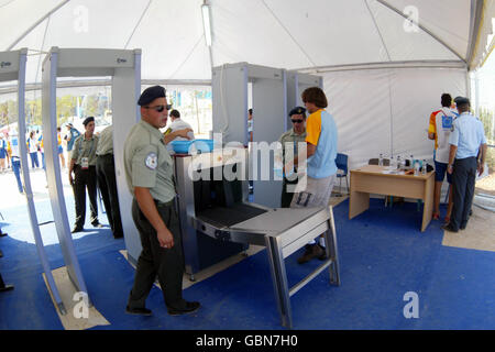 Controlli di sicurezza presso il complesso sportivo olimpico di Atene Foto Stock