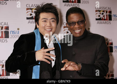 Lang Lang (a sinistra) e Herbie Hancock in arrivo per i Classical Brit Awards, presso la Royal Albert Hall a ovest di Londra. Foto Stock