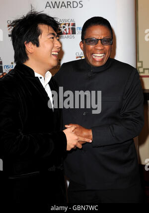 Lang Lang (a sinistra) e Herbie Hancock in arrivo per i Classical Brit Awards, presso la Royal Albert Hall a ovest di Londra. Foto Stock