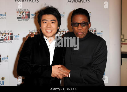 Lang Lang (a sinistra) e Herbie Hancock in arrivo per i Classical Brit Awards, presso la Royal Albert Hall a ovest di Londra. Foto Stock