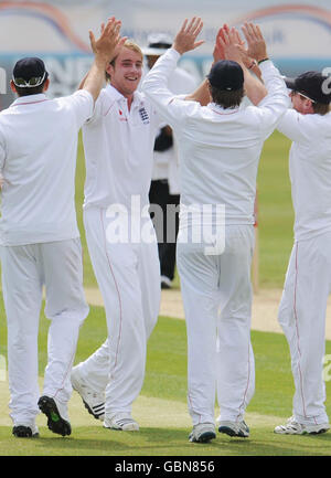 Stuart Broad (in faccia) in Inghilterra celebra il suo wicket di Shivnarine Chanderpaul delle Indie Occidentali con i compagni di squadra durante il secondo Npower Test Match al Riverside, Chester-le-Street, Durham. Foto Stock