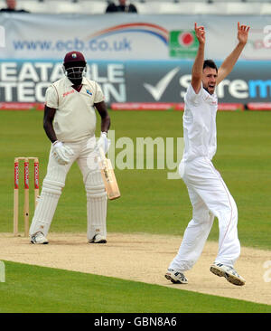 Il Graham Onions dell'Inghilterra celebra la presa del wicket di Jerome Taylor delle Indie Occidentali (a sinistra) durante il secondo Npower Test Match al Riverside, Chester-le-Street, Durham. Foto Stock