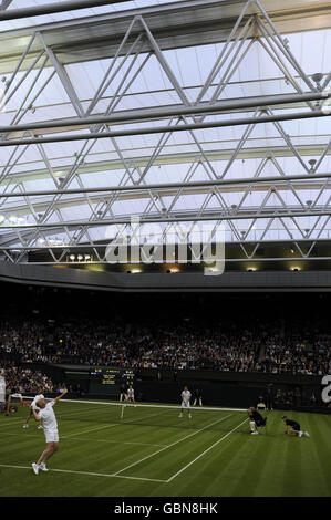 Andre Agassi è stato al centro della corte con la moglie, Steffi Graf in una partita di esposizione contro Tim Henman della Gran Bretagna e il partner Kim Clijsters, durante la celebrazione del Centre Court presso l'All England Lawn Tennis and Croquet Club di Wimbledon, Londra. Foto Stock