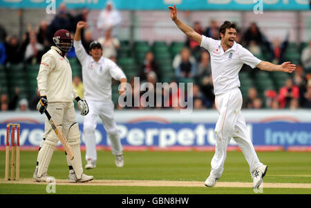 James Anderson, in Inghilterra, fa appello per il wicket del capitano delle Indie Occidentali Chris Gayle (a sinistra) che non viene dato durante il secondo test match di Npower al Riverside, Chester-le-Street, Durham. Foto Stock