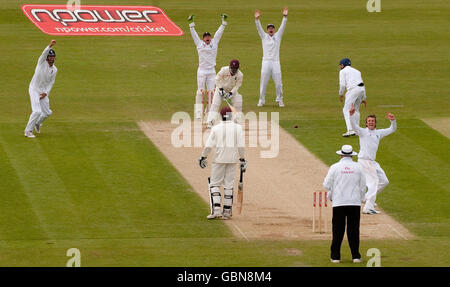 Graeme Swann (a destra) in Inghilterra si appella con successo per il wicket del Devon Smith delle Indie Occidentali (sopra, centro) durante il secondo test match di Npower al Riverside, Chester-le-Street, Durham. Foto Stock