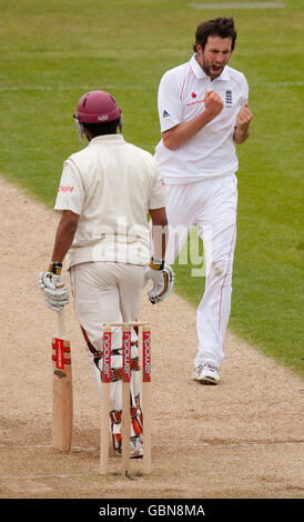 Il Graham Onions dell'Inghilterra festeggia il lancio del wicket di Ramnaresh Sarwan delle Indie Occidentali (a sinistra) durante il secondo test match di Npower al Riverside, Chester-le-Street, Durham. Foto Stock