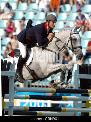 Legge di Leslie della Gran Bretagna su Shear l'eau in mostra sezione jumping del concorso di tre giorni Foto Stock