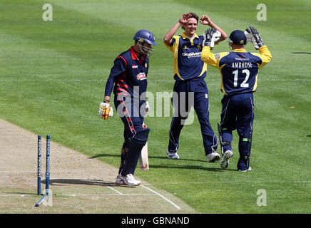 Steffan Piolet di Warwickshire festeggia con Tim Ambrose che ha preso il wicket di Martin van Jaarsveld di Kent per 1 durante la partita Friends Provident Trophy a Edgbaston, Birmingham. Foto Stock