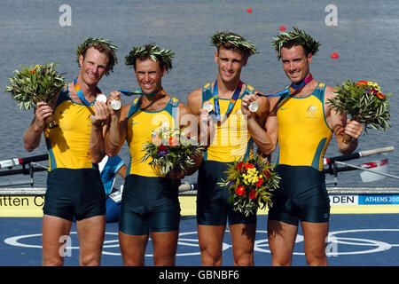 Canottaggio - Giochi Olimpici di Atene 2004 - quattro uomini leggeri - finale. Glen Loftus, Anthony Edwards, ben Cureton e Simon Burgess celebrano con le loro medaglie d'argento Foto Stock