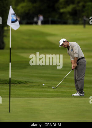 Golf - BMW PGA Championship 2009 - giorno due - Wentworth Golf Club. Soren Kjeldsen in Danimarca si schietta al diciottesimo green durante il secondo round del Campionato BMW PGA al Wentworth Golf Club di Surrey. Foto Stock