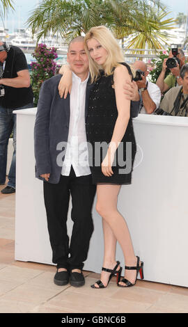 Tsai Ming-Liang e Laetitia Casta frequentano una fotocellula per il nuovo film Visage, durante il Festival del Cinema di Cannes, al Palais de Festival di Cannes, Francia. Foto Stock