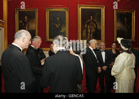 Il Principe Carlo della Gran Bretagna, il Principe del Galles (seconda sinistra) parla ad ospiti non identificati, durante un ricevimento per i Premi Nobel e gli esperti sul cambiamento climatico, al St James's Palace di Londra, Foto Stock