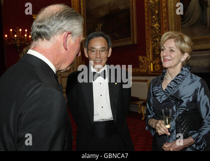 Il Principe Carlo della Gran Bretagna, il Principe del Galles (sinistra) parla ad ospiti non identificati, durante un ricevimento per i Premi Nobel e gli esperti sul cambiamento climatico, al St James's Palace di Londra, Foto Stock