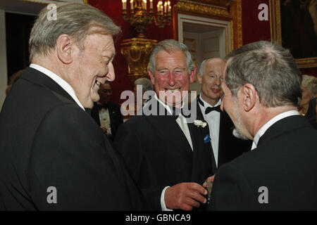 Il principe britannico Charles, il principe del Galles (centro), parla ad ospiti non identificati, durante un ricevimento per i premi Nobel e gli esperti del cambiamento climatico, al St James's Palace di Londra, Foto Stock