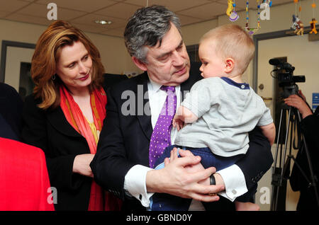 Il primo Ministro Gordon Brown e sua moglie Sarah Brown incontrano Hayden Hood di 18 mesi durante una visita ad un centro Sure Start alla Laurel Avenue Primary School di Durham. Foto Stock