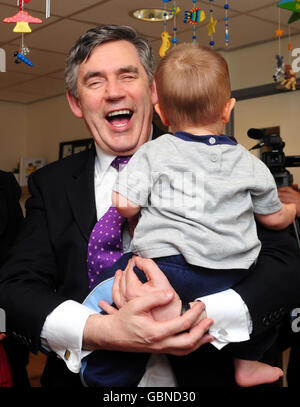 Il primo ministro Gordon Brown incontra Hayden Hood, 18 mesi, durante una visita ad un centro Sure Start presso la Laurel Avenue Primary School, Durham. Foto Stock