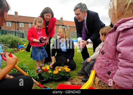 Il primo ministro Gordon Brown incontra i bambini e il personale durante una visita ad un centro Sure Start presso la Laurel Avenue Primary School, Durham. Foto Stock