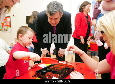 Il primo Ministro Gordon Brown incontra il personale e i bambini durante una visita ad un centro Sure Start presso la Laurel Avenue Primary School, Durham. Foto Stock