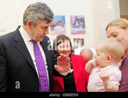 Il primo ministro Gordon Brown incontra Scarlett Thompson, 8 mesi, durante una visita ad un centro Sure Start presso la Laurel Avenue Primary School, Durham. Foto Stock