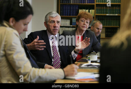 Il ministro della Giustizia Jack Straw e il generale solicitor vera Baird (centro-destra) forniscono un briefing stampa dopo aver visitato la Corte 1 dei Magistrati Verdi di Camberwell, nel sud di Londra, In cui è stato creato un simulacro di una "corte virtuale" con attori che giocano il ruolo di imputati durante un collegamento video dal vivo tra la corte e la stazione di polizia di Charing Cross nel centro di Londra. Foto Stock