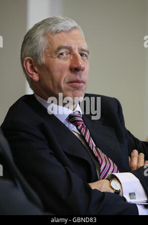 Il ministro della giustizia Jack Straw, dopo aver visitato la Corte 1 della Corte dei Magistrati Verdi di Camberwell, nel sud di Londra, fornisce un briefing alla stampa; In cui è stato creato un mock-up di un 'tribunale virtuale' con attori che giocano il ruolo di imputati durante un collegamento video dal vivo tra la corte e la stazione di polizia di Charing Cross nel centro di Londra. Foto Stock