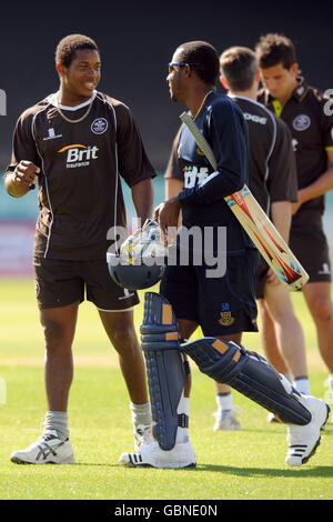 Chris Jordan (a sinistra) di Surrey Brown Caps parla con Sussex Sharks' Dwayne Smith (destra) Foto Stock