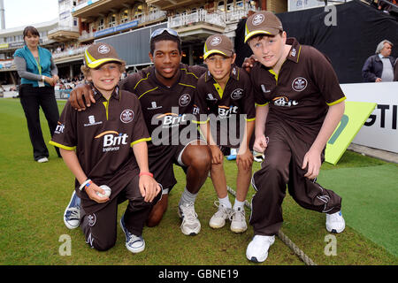Cricket - Twenty20 Cup 2009 - South Division - Surrey Brown Caps v Sussex Sharks - The Brit Oval. Surrey Brown Caps' Chris Jordan con mascotte Foto Stock