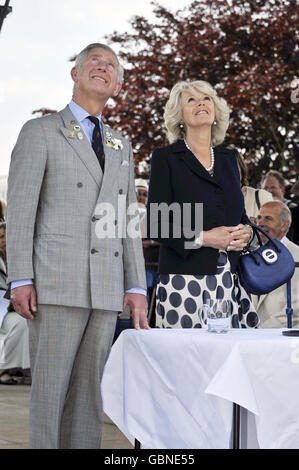 Il Principe del Galles e la Duchessa di Cornovaglia si levano in piedi e aspettano durante una presentazione dei premi di lunga durata durante la loro visita al Royal Bath and West Show, Shepton Mallet, Somerset. Foto Stock